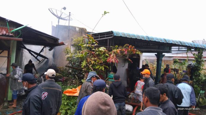 Tampak Warga dan Petugas Damkar Kabupaten Karo Berusaha Memadamkan Kobaran Api