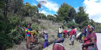 Karya Bakti dan Bakti Sosial TNI-Polri Se-Kabupaten Intan Jaya Kembali Dilanjutkan TNI-Polri se-Kabupaten Intan Jaya kembali mengadakan karya bakti dan bakti sosial di Kampung Bilogai dan Kampung Yokapatapa, Distrik Sugapa, Kabupaten Intan Jaya, Senin, (4/10)
