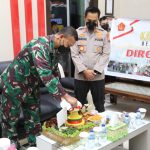 HUT TNI ke-76, Kapolres Tulungagung Beri Kejutan Dandim 0807 Pemotongan tumpeng oleh Komandan Kodim 0807