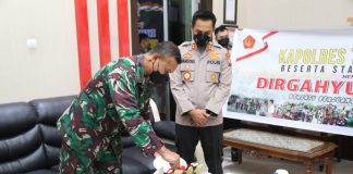 HUT TNI ke-76, Kapolres Tulungagung Beri Kejutan Dandim 0807 Pemotongan tumpeng oleh Komandan Kodim 0807