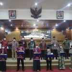 Bupati Anwar Sadat Secara Simbolis Berikan Penghargaan Kepada Para Pemenang Cabang Perlombaan MTQ Ke 50 Tingkat Provinsi Jambi