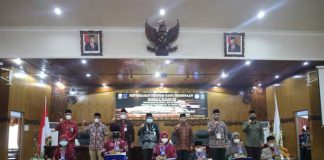 Bupati Anwar Sadat Secara Simbolis Berikan Penghargaan Kepada Para Pemenang Cabang Perlombaan MTQ Ke 50 Tingkat Provinsi Jambi