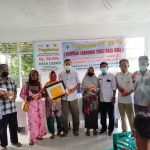 Capaian Vaksinasi di Desa Leboh Sudah 80 Persen Jamaluddin (no 5 dari kiri), Kepala Desa Leboh saat pelaksanaan vaksinasi di kantor Desa Leboh.