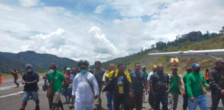 Ribuan Masyarakat Intan Jaya Papua Sambut Kedatangan Tiga Diakon Masyarakat antusias menyambut kedatangan tiga Diakon