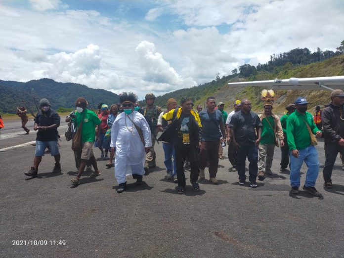 Masyarakat antusias menyambut kedatangan tiga Diakon