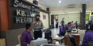 Kantor Pelayanan Samsat Kota Kediri Didatangi Kasat Lantas Polres Kediri untuk Disidak Kasat lantas Kediri saat melakukan inspeksi mendadak (sidak)