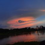 Pesona Destinasi Wisata Sungai Brantas Kediri Memberikan Suasana Seperti di Pinggiran Pantai Suasana sungai brantas di sore hari