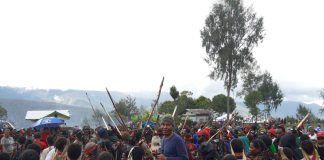 Warga Intan Jaya Pesta Bakar Batu Sebagai Tanda Syukur Ribuan masyarakat Intan Jaya, Rabu pagi, (13/10/2021), mengadakan upacara bakar batu