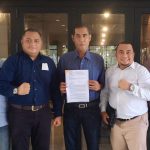 Tak Dapat Pesangon Pensiun, Kuasa Hukum Eks Manajer PT PSU Somasi Dirut PT PSU Kuasa Hukum dari Darwin Sembiring, yaitu Dr. O.K. Isnainul SH MH, Datuk Zulfikar, SH, M. Sa’i Rangkuti SH MH, dan Rizky Fatimantara Pulungan SH, saat melakukan upaya hukum dengan melayangkan somasi I ke PT Perkebunan Sumatera Utara di Jalan Jamin Ginting, Kecamatan Pancur Batu, Kabupaten Deliserdang.