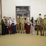 Audiensi LASQI, Bupati Asahan Serahkan Trofi dan Uang Pembinaan Bupati Asahan (Tengah) foto bersama dengan para juara Lomba Seni Qasidah