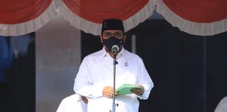 Menag Apresiasi Kemampuan Pesantren Hadapi Pandemi, Perpres 82 Jadi Kado Indah Buat Santri Menag Yaqut saat menjadi inspektur upacara peringatan Hari Santri di halaman kantor Kemenag, Jakarta, Jumat (22/10/2021).