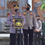 Pimpin Apel Pasukan Sambut Wisman di Bali, Kapolri: Sebagai Gerbang Terakhir Tolong Disiplin Kapolri Jenderal Listyo Sigit Prabowo memimpin Apel gelar pasukan dalam rangka kesiapan penerimaan Wisatawan Mancanegara (Wisman) di Bandara Internasional I Gusti Ngurah Rai, Bali, Sabtu (23/10).