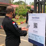 Antisipasi Penularan Covid-19, Masuk Mako Satbrimob Wajib Scan QR Barcode PeduliLindungi Untuk memenuhi syarat masuk Mako Satbrimob Polda Kepri, personel maupun tamu wajib Scanning QR Code aplikasi PeduliLindungi.