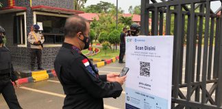 Antisipasi Penularan Covid-19, Masuk Mako Satbrimob Wajib Scan QR Barcode PeduliLindungi Untuk memenuhi syarat masuk Mako Satbrimob Polda Kepri, personel maupun tamu wajib Scanning QR Code aplikasi PeduliLindungi.