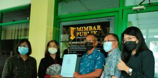 Dewan Pers Verifikasi Faktual Mimbarpublik.com Penyerahan dokumen Verifikasi Faktual kepada Pimpinan Redaksi mimbarpublik.com, Hendrata Yudha, di Kantor pusat Gedung Graha Mas Lt.3. R-WCL401. Batam, sekira pukul 16.00. WIB, Selasa (26/10/2021) (Foto/Mimbarpublik)