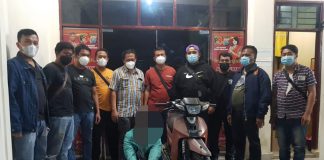 Polres Karo Ungkap Kasus Curanmor Depan Gereja Bethel Indonesia Tampak Unit Tekab Polres Tanah Karo dan Pelaku Curanmor Beserta Barang Bukti, Selasa (26/10/2021).(Foto/Mimbarpublik)