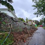 Tembok SD Cipelang Bogor Ambruk Ketika Hujan Lebat Hujan terus menerus sejak Kamis (29/10/21) membuat tembok Sekolah Dasar Cipelang, Kabupaten Bogor roboh. Tembok yang ambruk itu sepanjang 30 meter dan jatuh ke jalalanan. (Foto/tata)