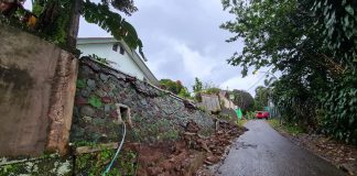 Tembok SD Cipelang Bogor Ambruk Ketika Hujan Lebat Hujan terus menerus sejak Kamis (29/10/21) membuat tembok Sekolah Dasar Cipelang, Kabupaten Bogor roboh. Tembok yang ambruk itu sepanjang 30 meter dan jatuh ke jalalanan. (Foto/tata)