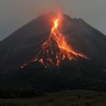 Gunung Merapi Luncurkan Guguran Lava Sejauh 1000 Meter Gunung Merapi mengeluarkan awan panas guguran dipotret dari Srumbung, Magelang, Jateng, Kamis (6/5/2021). ANTARA FOTO/Andreas Fitri Atmoko/hp.