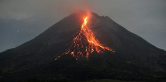 Gunung Merapi Luncurkan Guguran Lava Sejauh 1000 Meter Gunung Merapi mengeluarkan awan panas guguran dipotret dari Srumbung, Magelang, Jateng, Kamis (6/5/2021). ANTARA FOTO/Andreas Fitri Atmoko/hp.