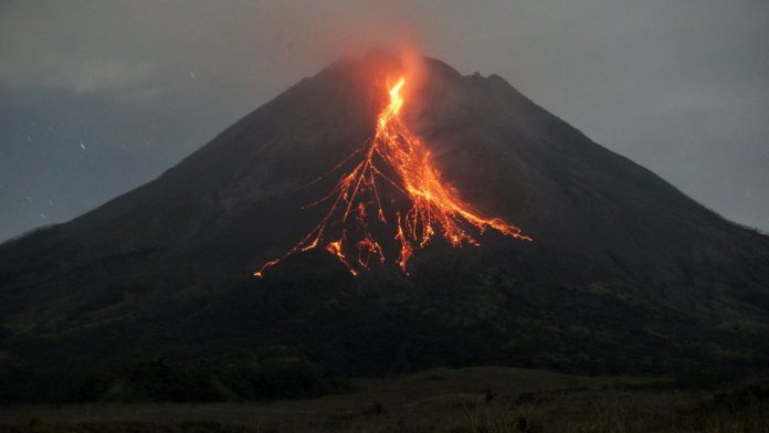 Gunung Merapi mengeluarkan awan panas guguran dipotret dari Srumbung, Magelang, Jateng, Kamis (6/5/2021). ANTARA FOTO/Andreas Fitri Atmoko/hp. Gunung Merapi mengeluarkan awan panas guguran dipotret dari Srumbung, Magelang, Jateng, Kamis (6/5/2021). ANTARA FOTO/Andreas Fitri Atmoko/hp.