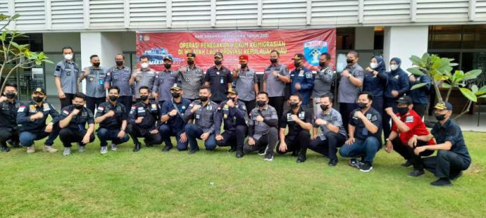 Tim Operasi Gabungan Imigrasi Kepri berpose saat akan melakukan patroli perairan, Jumat (29/10/2021) di Harbourbay Batam. Foto: Mimbarpublik.com