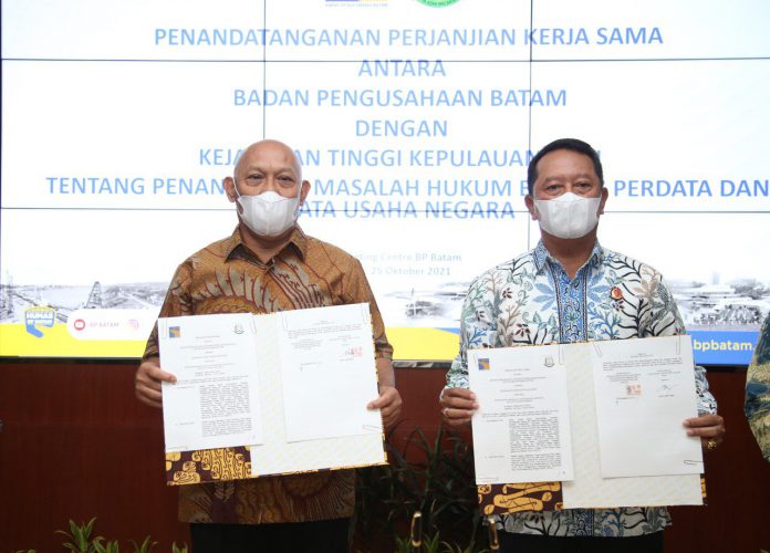 Anggota Bidang Keuangan dan Administrasi BP Batam, Wahjoe Triwidijo Koentjoro bersama Kajati Kepri, Hari Setiyono tandatangangi kerja sama, Senin (25/10/21). Foto: Dok BP Batam