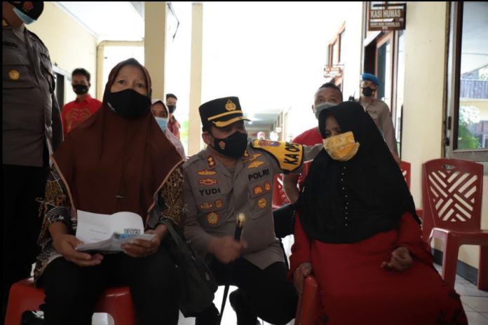 AKBP Wahyudi bersama PKL dan pemilik warung Kabupaten dan Kota Kediri, Kamis (28/10/2021). Foto: Mimbarpublik.com