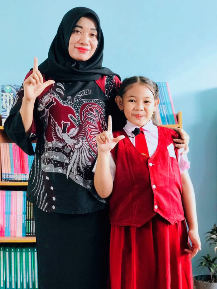 Kepala SDN 001 Binut, Suhedmi bersama Kezia Adinda Syakira (29/10/21). Foto: Juliansyah/Mimbarpublik.com