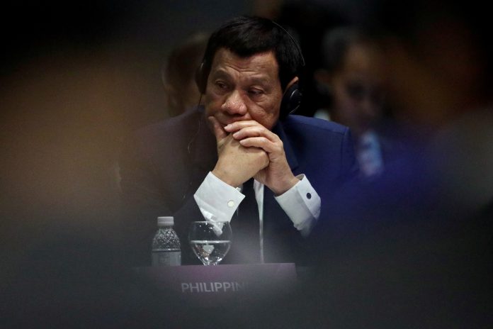 Presiden Filipina Rodrigo Duterte menghadiri KTT ASEAN Plus Three (APT) di Singapura, 15 November 2018 | Foto: Reuters Presiden Filipina Rodrigo Duterte menghadiri KTT ASEAN Plus Three (APT) di Singapura, 15 November 2018 | Foto: Reuters