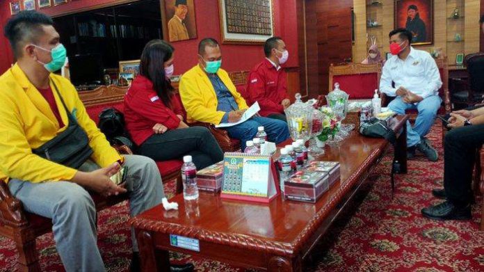 Ketua DPRD Kota Batam, Nuryanto menerima kedatangan Hima Prodi Hukum Universitas Batam, di ruang kerjanya, Rabu (6/10/2021). Foto: Ist