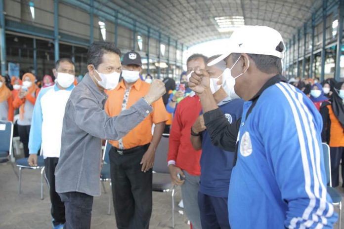 Wakil Wali Kota Batam, Amsakar Achmad saat bersilaturahmi denhan RT/RW, LPM dan Tokoh Masyarakat Sagulung, Minggu (21/11/21). Foto: Diskominfo Batam