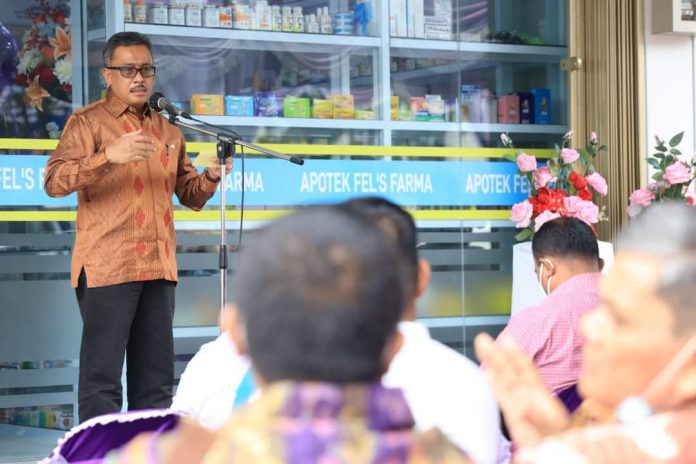 Sekretaris Daerah (Sekda) Kota Batam, Jefridin Hamid meresmikan Apotik dan Klinik Kecantikan Fel's Medika Aesthetic Center, Sabtu (27/11/21). Foto: Dok Diskominfo Batam