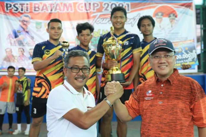 Ketua PSTI Batam, Jefridin Hamid menyerahkan piala dan hadiah kepada pemenang Turnamen PSTI Cup Batam 2021, Sabtu (27/11/21). Foto: Diskominfo Batam
