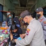 Pantau Prokes Covid-19, Polsek Bengkong Gelar Operasi Yustisi di Pasar Shoping Bengkong Personil Polsek Bengkong saat memberikan masker kepada warga, Rabu (03/11/2021) Foto: Dok.Polsek
