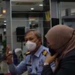 Perkuat Kerjasama, Imigrasi Batam Terima Kunker Konsulat Malaysia Pekanbaru Kepala Kantor Imigrasi Kelas I Khusus TPI Batam Ismoyo Saat berdiskusi bersama konsulat, Rabu (03/11/2021) (Fot.dok)