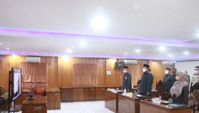 Wabup Harian SH mengikuti Upacara Hari Kesehatan Nasional ke-57 secara virtual, Jumat (12/11/21). Foto: Prokopim Setdakab