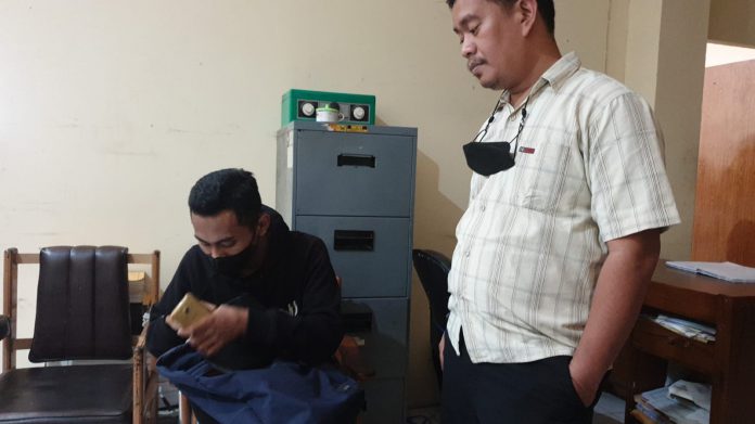 Oknum wartawan gadungan yang diamankan Satlantas Polres Kediri, Sabtu (13/11/21). Foto: Satlantas Polres Kediri