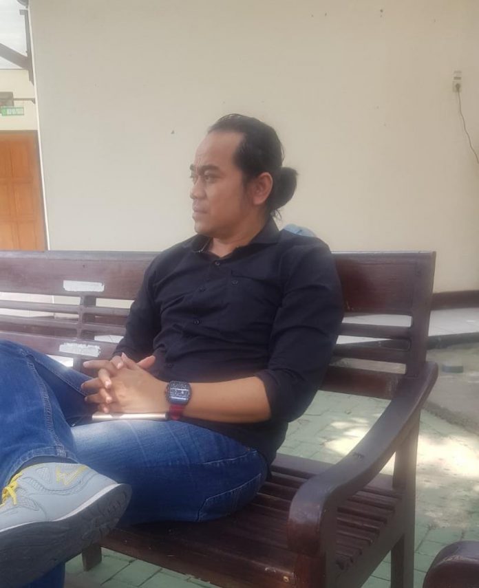 Praktisi serta Pakar Hukum, M Akson Nul saat ditemui awak media, Sabtu (14/11/21). Foto: Dok Mimbarpublik.com
