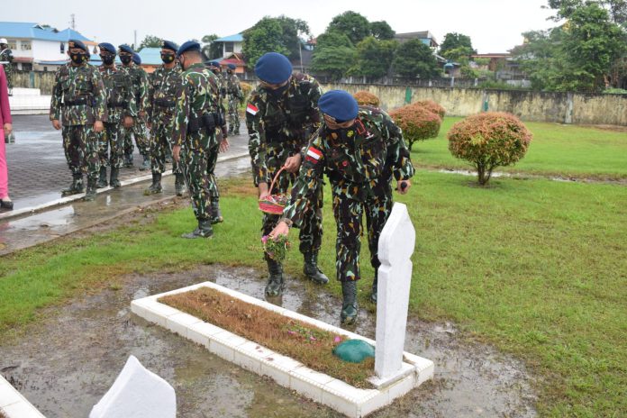 Brimbo Polda Kepri ziarah ke makam pahlawan di Batuaji, Batam, Sabtu (13/11/21). Foto: Dok Polda Kepri