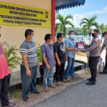 Polsek KKP Batam Bagi Bansos ke Masyarakat Sekitar Roro Punggur