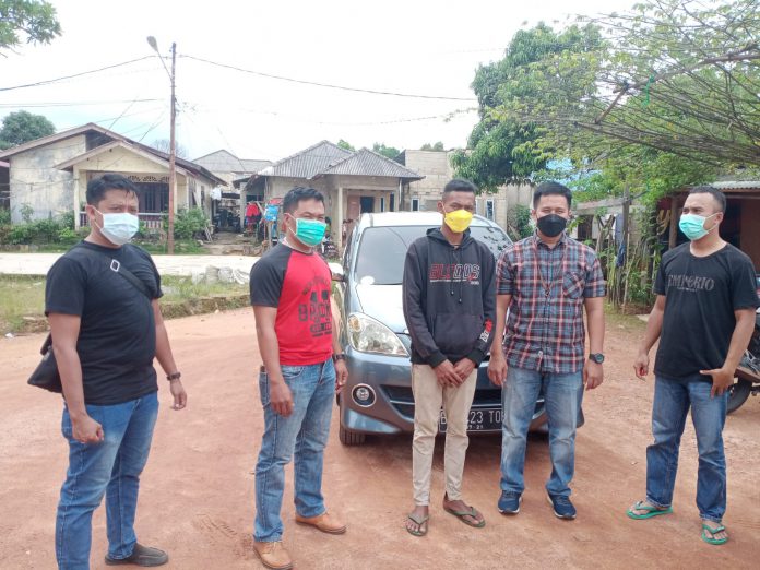 Bhabinkamtibmas bersama masyarakat berhasil meringkus DPO Kejari Bintan, Jumat (19/11/21). Foto: Jul/Mimbarpublik.com
