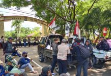 Warga Galesong Utara Gelar Aksi Protes Reklamasi di Mapolda Sulsel