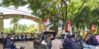 Warga Galesong Utara Gelar Aksi Protes Reklamasi di Mapolda Sulsel