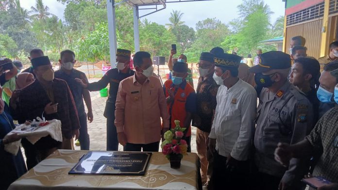 Gubernur Kepri, Ansar Ahmad resmikan pasar rakyat cendrawasih di Tanjungpinang, Senin (22/11/21). Foto: JN/Mimbarpublik.com