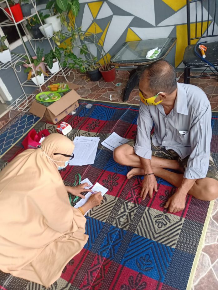 Warga RT 009 RW 005, Perumahan Griya Hangtuah Permai IV, Kelurahan Pinang Kencana, Kecamatan Tanjung Pinang Timur, mengikuti kegiatan Pos Binaan Terpadu (POSBINDU), Senin (22/11/21). Foto: JN Mimbarpiblik.com