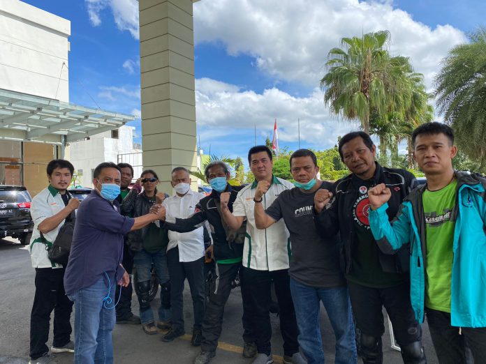 Tim JKW-PWI tiba di kota Banda Aceh dan langsung diterima Ketua PWI Pusat, Atal S Depari yang baru saja menghadiri Konferensi Provinsi XII PWI Aceh, Senin (22/11/21). Foto: Tim JKW-PWI