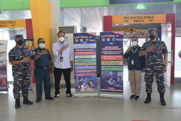 Lantamal IV beri himbauan prokes kepada penumpang pelabuhan Sri Bintan Pura, Senin (22/11/21). Foto: Jul/Mimbarpublik.com