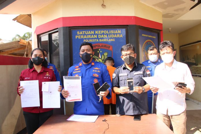 Satpolairud Polresta Barelang gelar konferensi pers atas PMI ilegal, Kamis (25/11/21). Foto: Dok Polresta Barelang