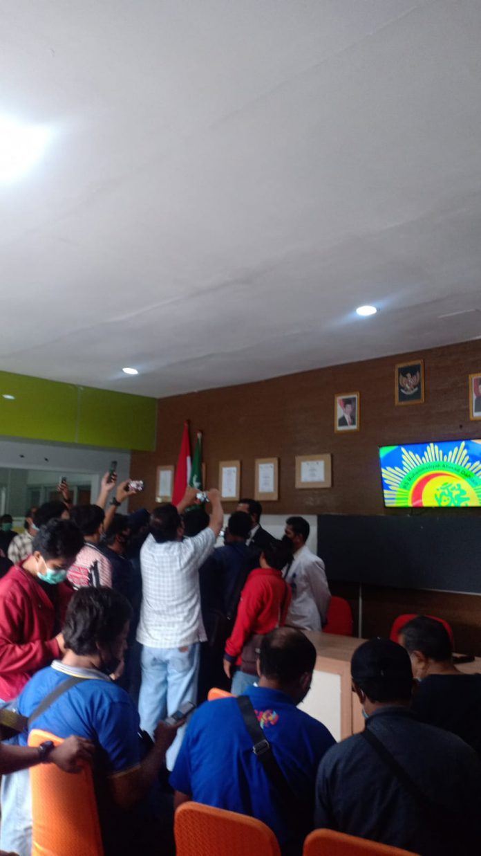 Konferensi pers yang dilakukan RS Muhammadiyah Kota Kediri, Rabu (23/11/21). Foto: Dok Mimbarpublik.com